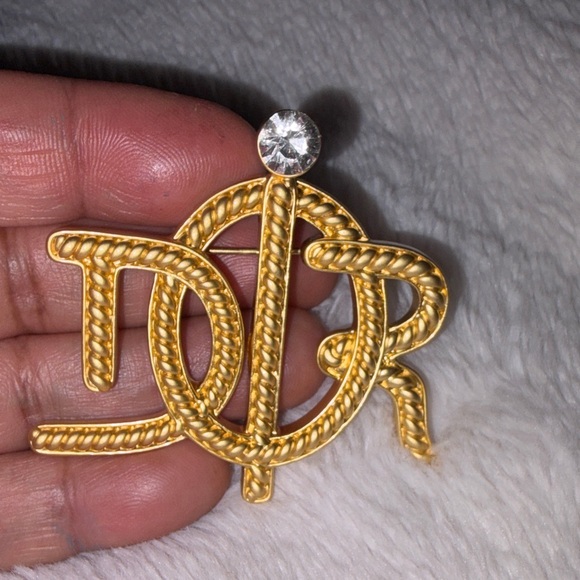 Gold Script Monogram Pin Brooch - Elegant Rope-Textured Design - Picture 2 of 5